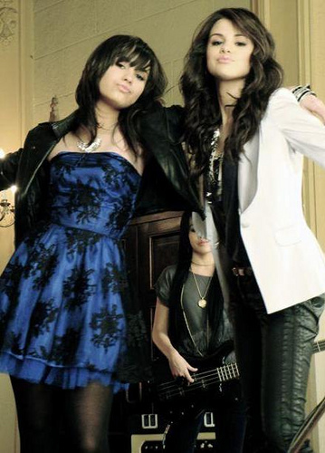 Selena-Gomez-Demi Lovato.jpg