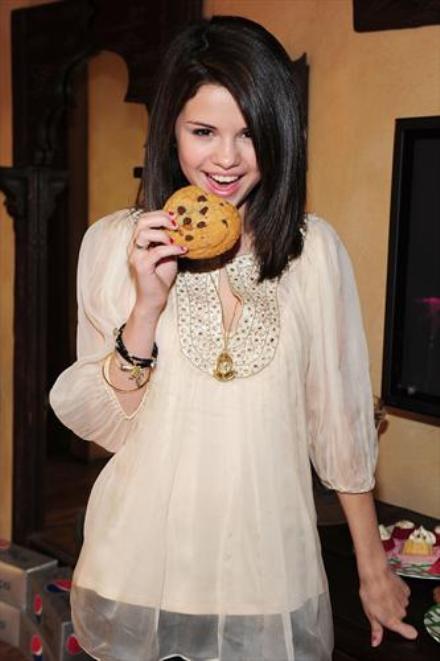 selena-gomez-christmas-cookie1.jpg