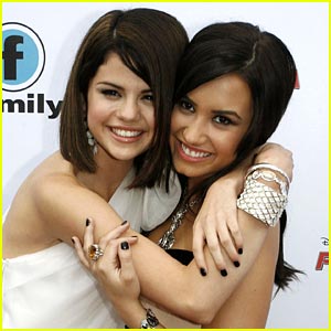 198657_selena-gomez-princess-perfect.jpg